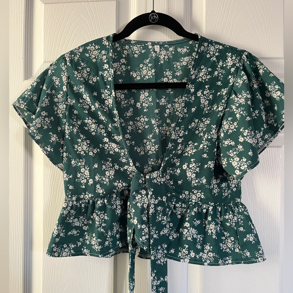 Floral Flutter-sleeve Crop top